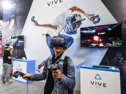 11月6日,参观者在博览会现场体验虚拟现实技术.